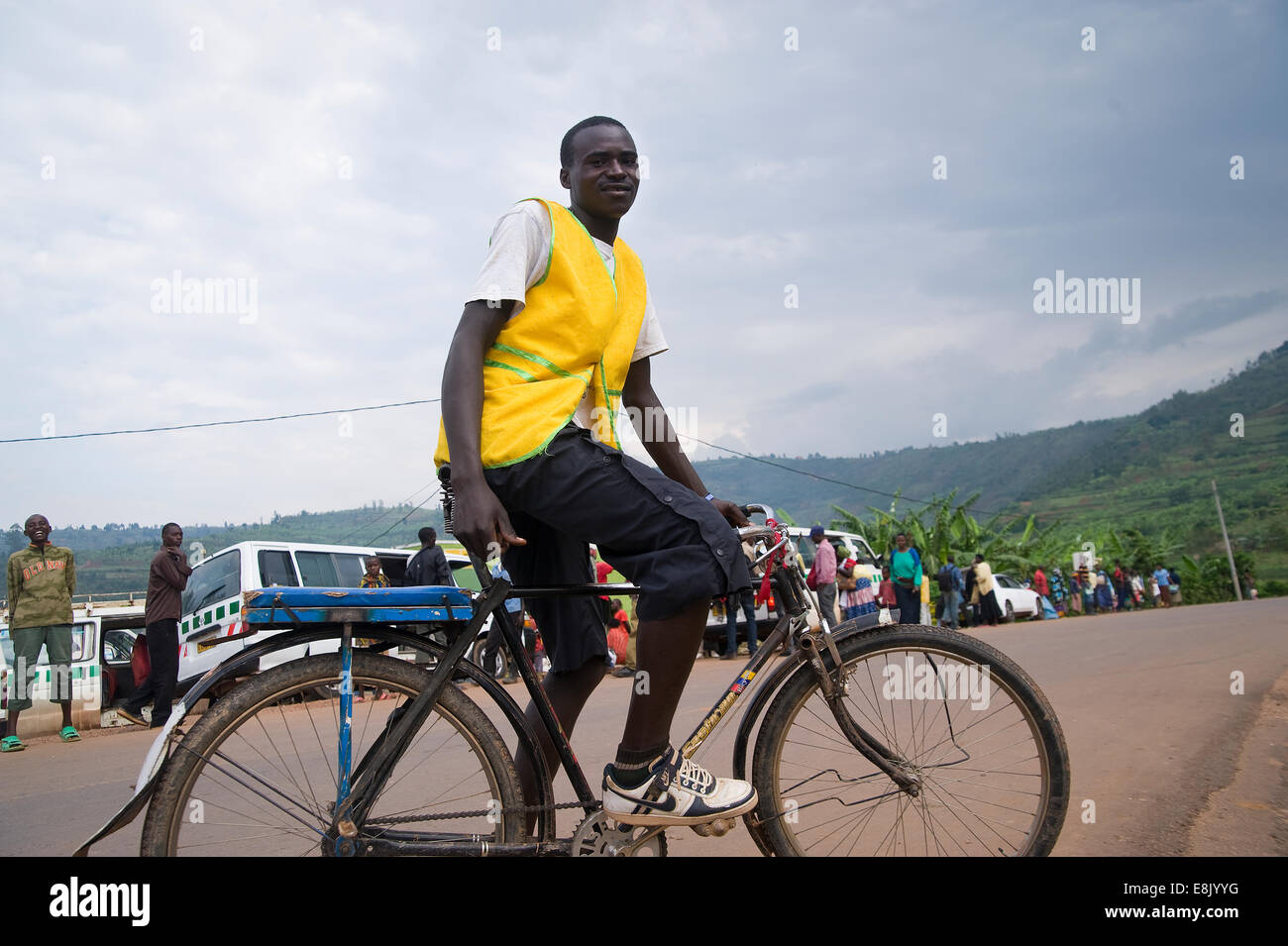 RWANDA : Les cyclistes sont le transport de marchandises d'un endroit à l'autre pour quelqu'un qui paie pour ce service. Banque D'Images