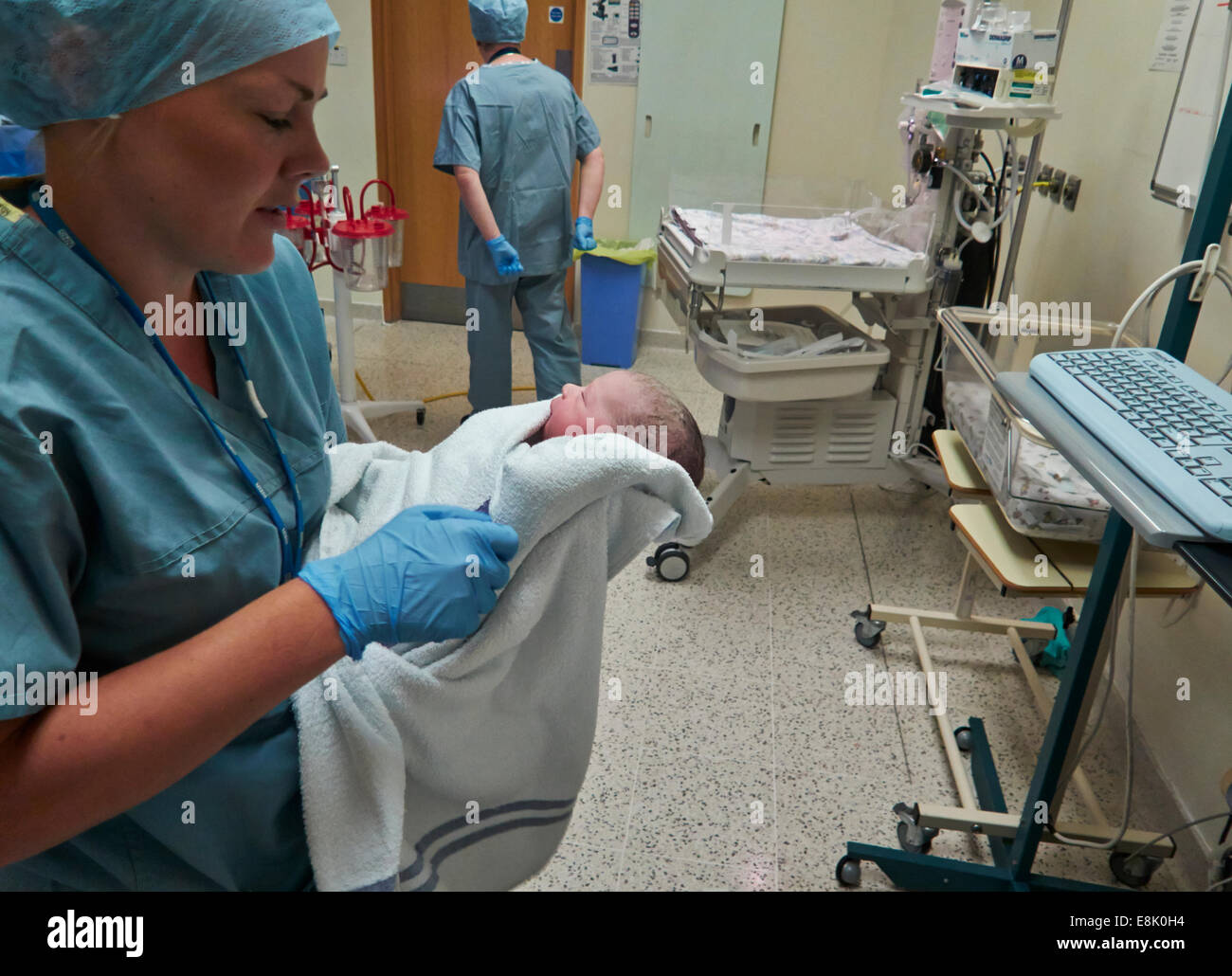 Sage-femme en salle d'opération, la livraison césarienne baby Banque D'Images