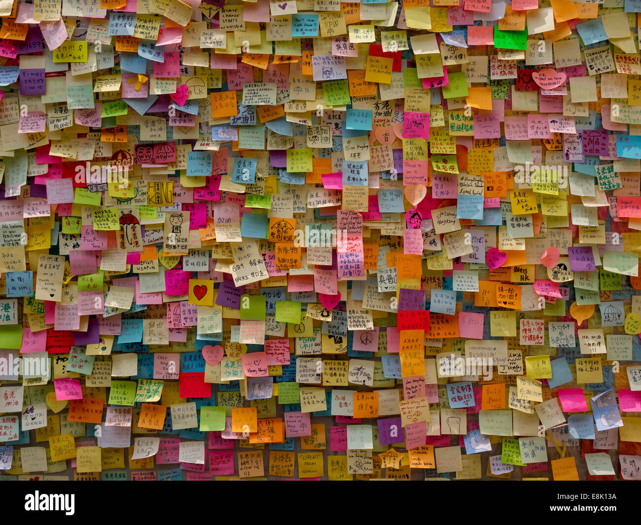 Hong Kong, Chine. 9 octobre, 2014. Des messages de soutien pour les manifestations en faveur de la démocratie sont affichés sur les murs de l'édifice du gouvernement de Tamar. Le wallhas maintenant connu comme "Mur de Lennon' et contient maintenant des milliers de messages de soutien pour les manifestants pro démocratie. Banque D'Images