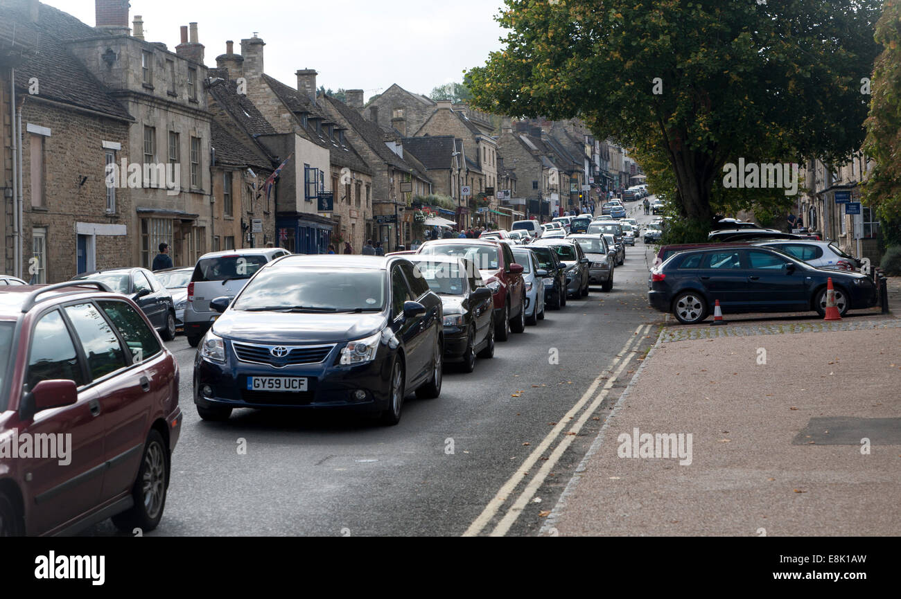 Miel de tourisme village-rue encombrée de trafic de Burford, Oxfordshire, England, UK Banque D'Images