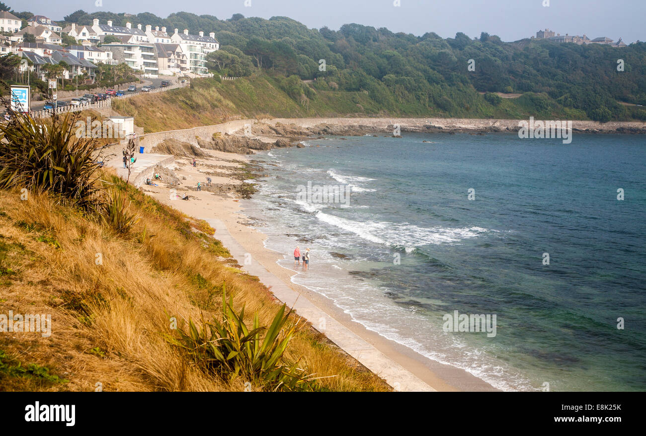Les gens qui marchent sur la plage du château, Falmouth, Cornwall, England, UK Banque D'Images