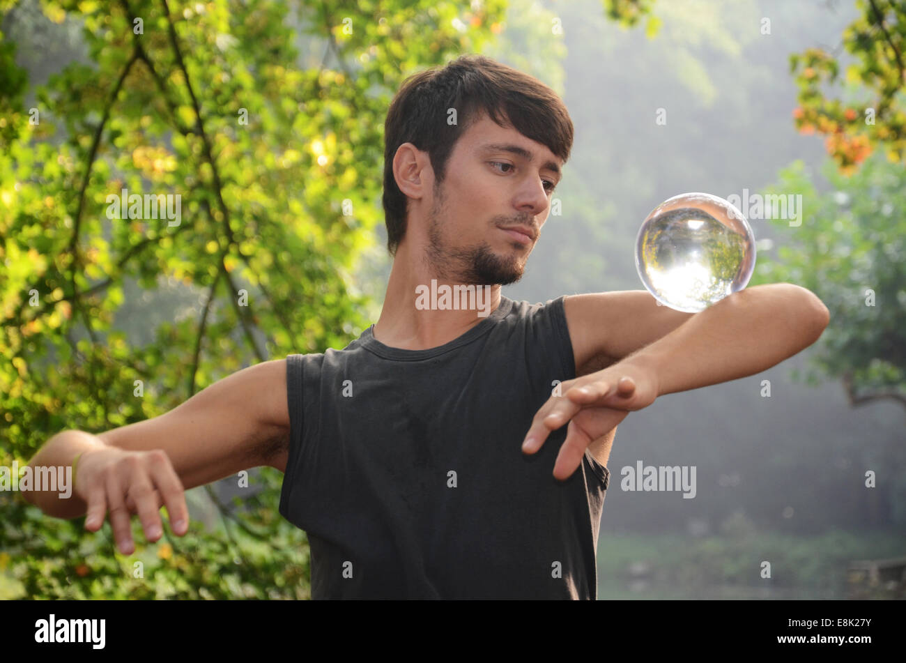 Jeune homme coloré avec boule de cristal à 2014 Fantasy Fair Arcen Pays-Bas Banque D'Images
