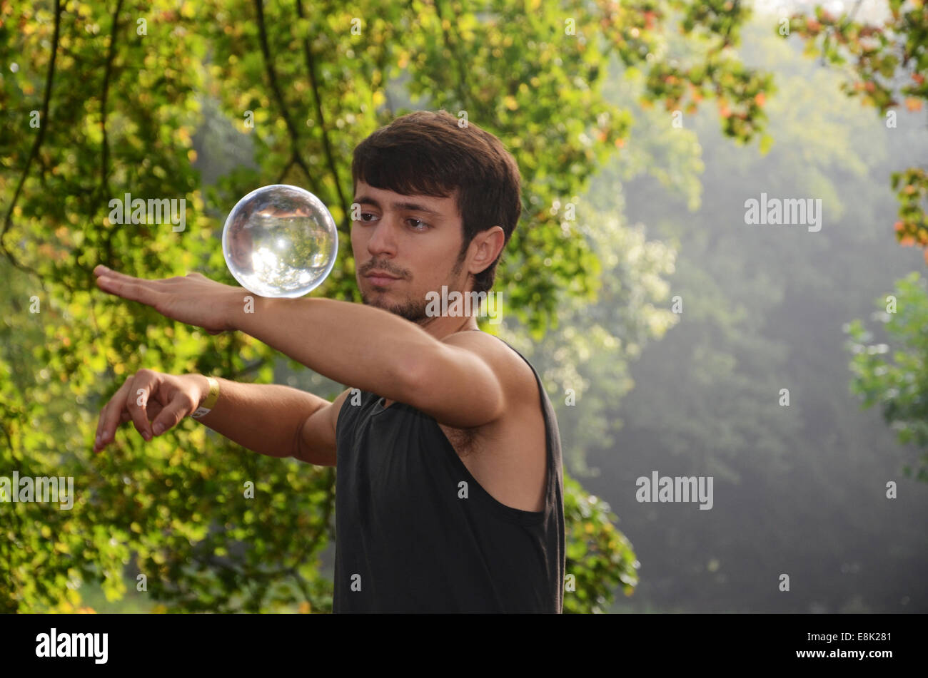 Jeune homme coloré avec boule de cristal à 2014 Fantasy Fair Arcen Pays-Bas Banque D'Images