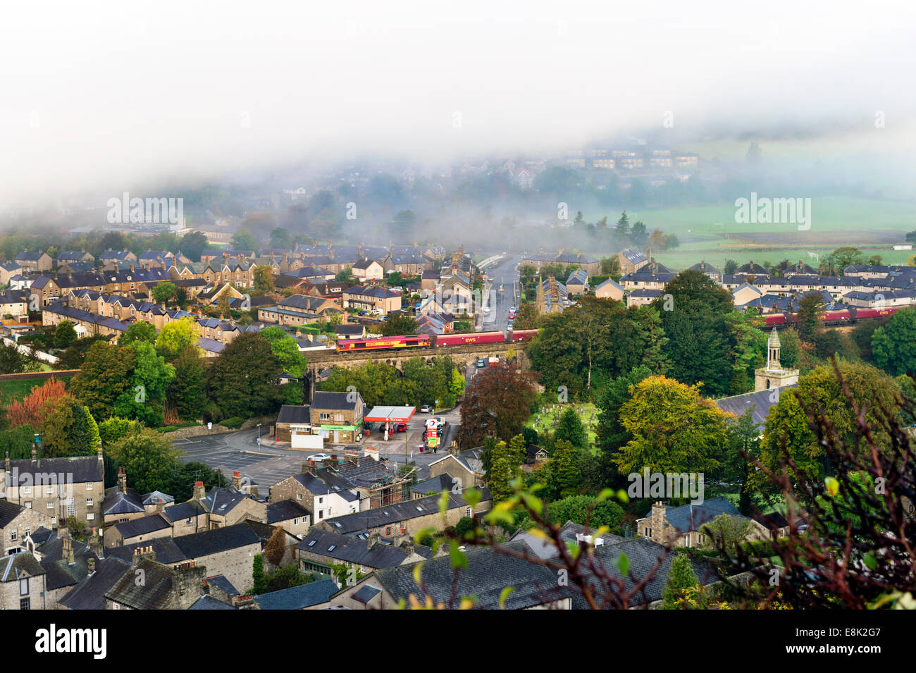 Matin d'automne brumeux, avec des nuages bas, plus de régler, North Yorkshire, UK, avec train de fret crossing bridge. Banque D'Images Matin d'automne brumeux, avec des nuages bas, plus de régler, North Yorkshire, UK, avec train de fret crossing bridge. Banque D'Images