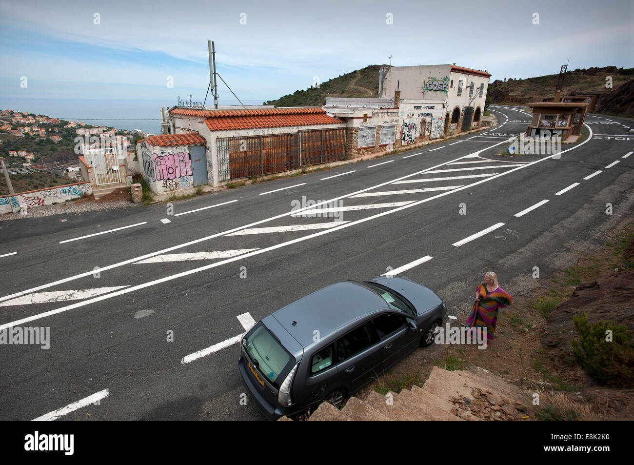 Français - Espagnol au-dessus de passage des frontières de l'Oyat en Catalogne, Espagne. Sept 2014 vu ici la douane française. Banque D'Images