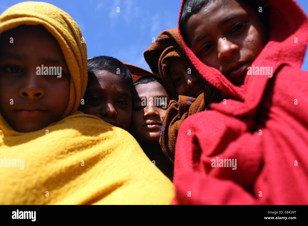 20 novembre 2012 - Dhaka, Bangladesh - Les enfants se réchauffer sous le soleil Le port de linge chaud à Dhaka, Bangladesh (crédit Image : © Zakir Hossain Chowdhury/Zuma sur le fil) Banque D'Images