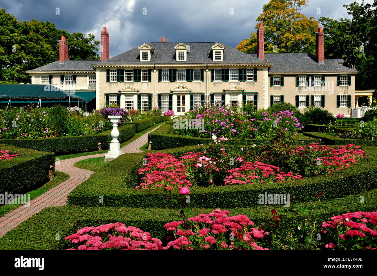 Village Manchester, Vermont : East Front de Robert Todd Lincoln 1905 Renaissance géorgienne de l'été accueil et ses jardins Banque D'Images