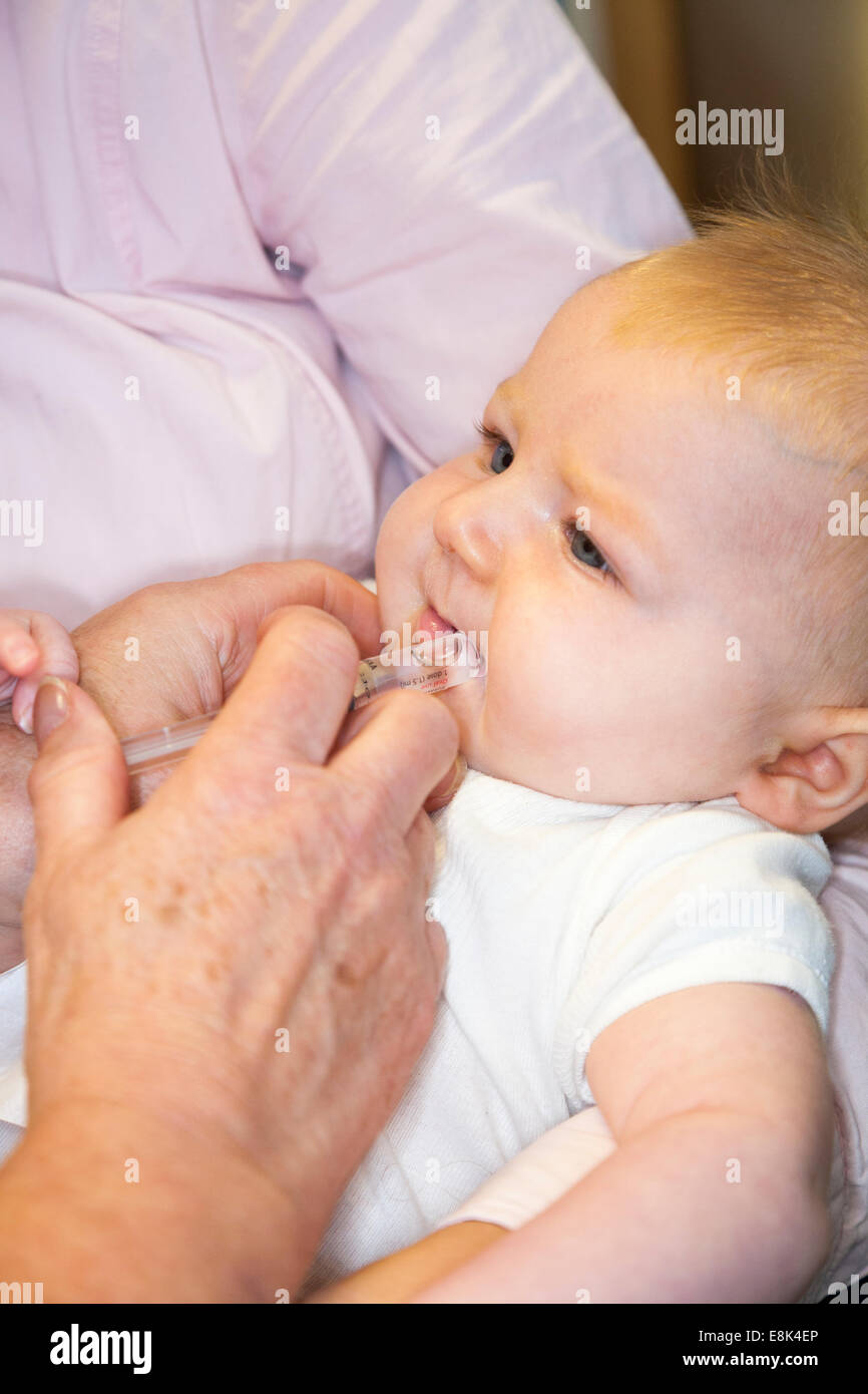 Rota Orale Virus Vaccination Contre Le Rotavirus Inoculation A Partir De La Seringue Dans La Bouche Du 12 13 12 Semaine 13 Bebe Maman Photo Stock Alamy