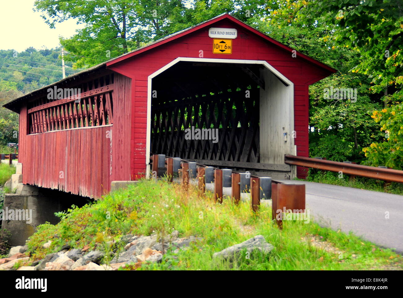 Bennington, Vermont : la charpente 1840 et la route de la soie en treillis Pont couvert sur la rivière Walloomsac * Banque D'Images
