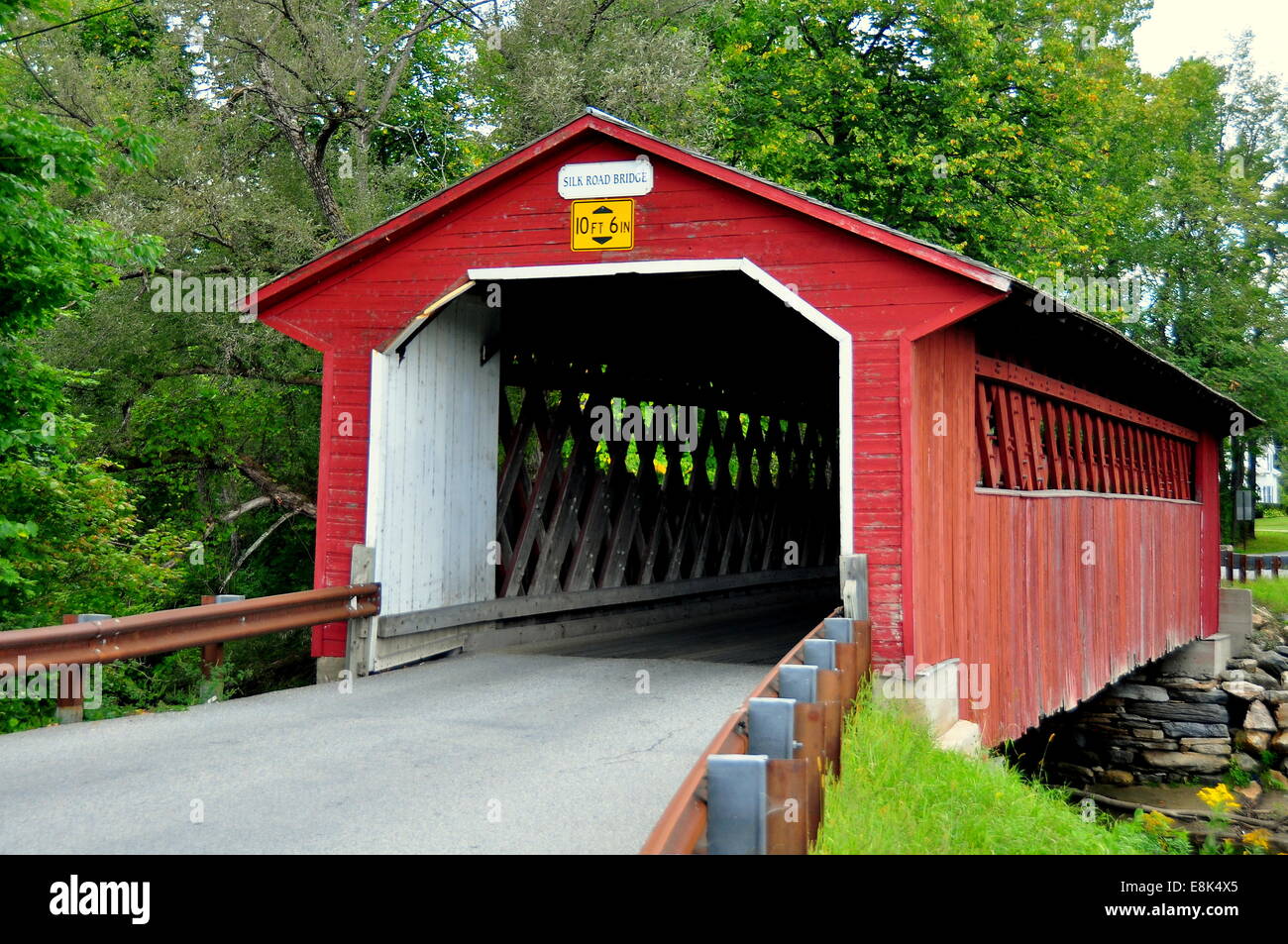 Bennington, Vermont : la charpente 1840 et la route de la soie en treillis Pont couvert sur la rivière Walloomsac * Banque D'Images