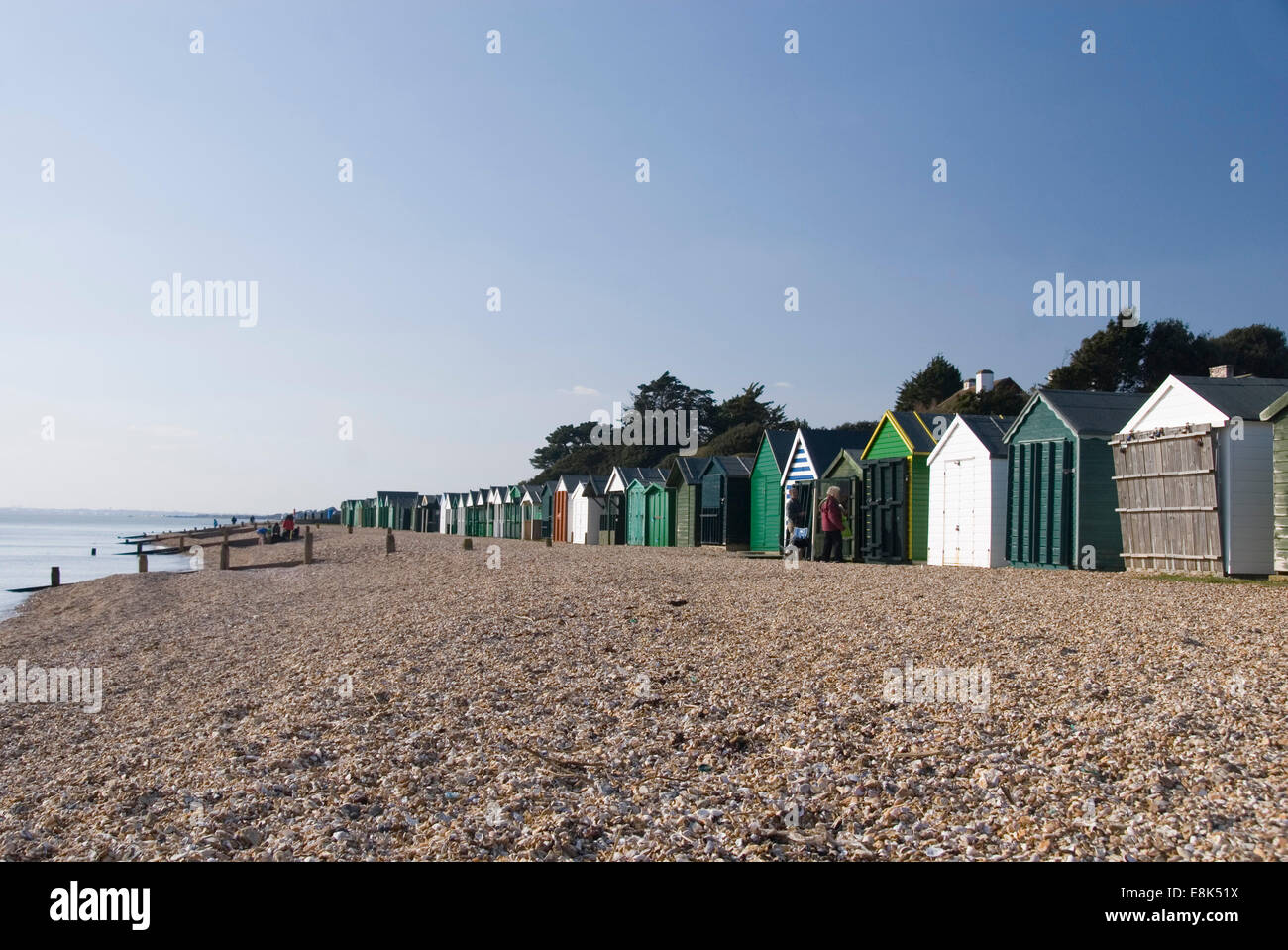 Une rangée de cabanes de plage bordent la plage de galets à Lee-on-Solent, Hampshire, Royaume-Uni Banque D'Images