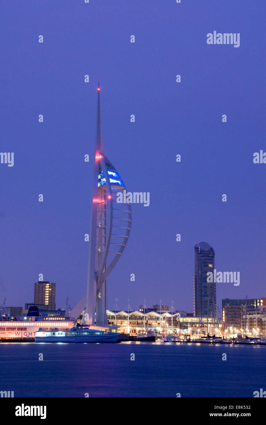 Le port de Portsmouth, Royaume-Uni 07 Avril 2013 : la tour Spinnaker lit up at night Banque D'Images