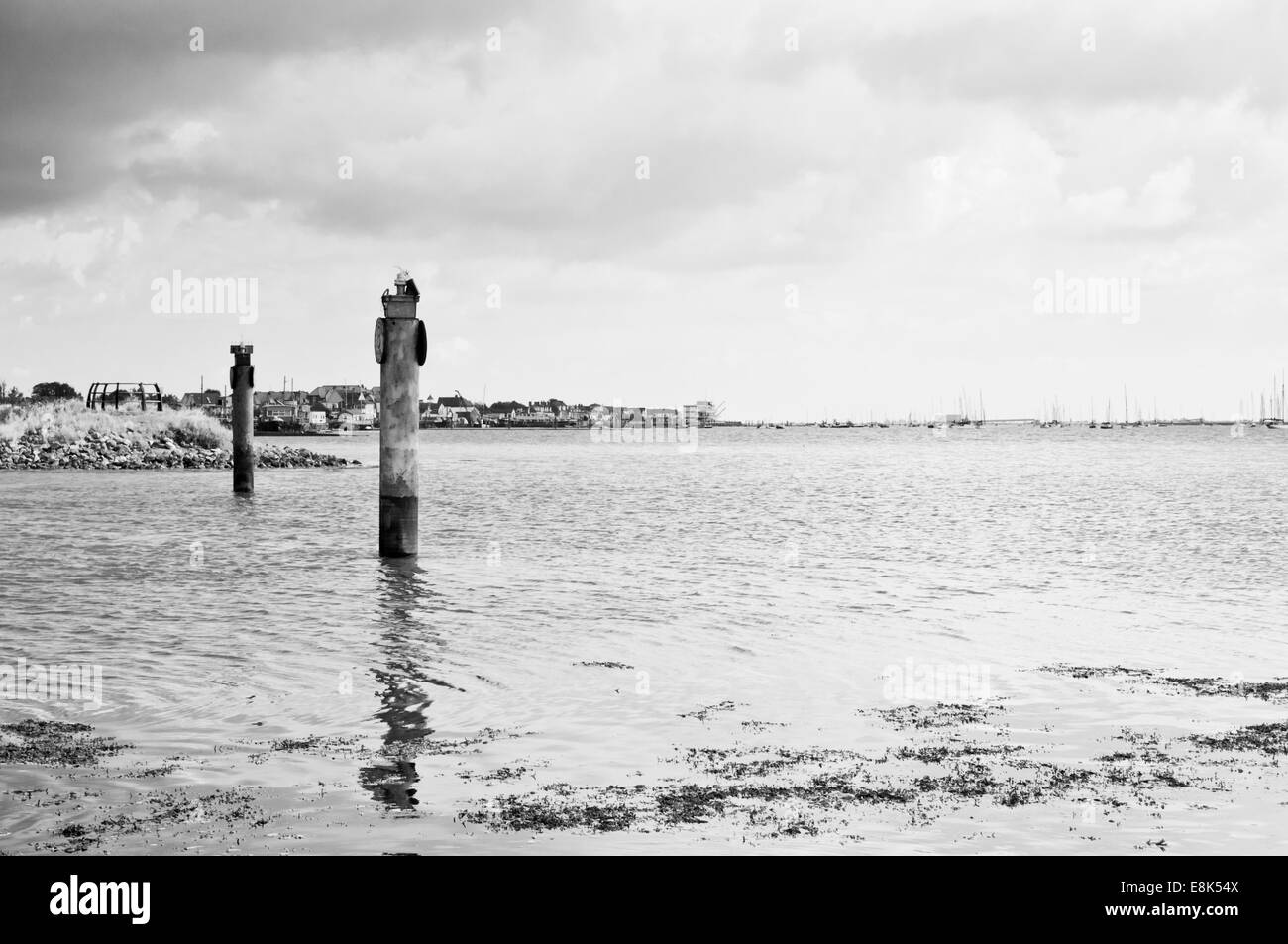 Vue en noir et blanc de Burnham on Crouch, Essex à marée haute de la zone de la rivière Creeksea Banque D'Images