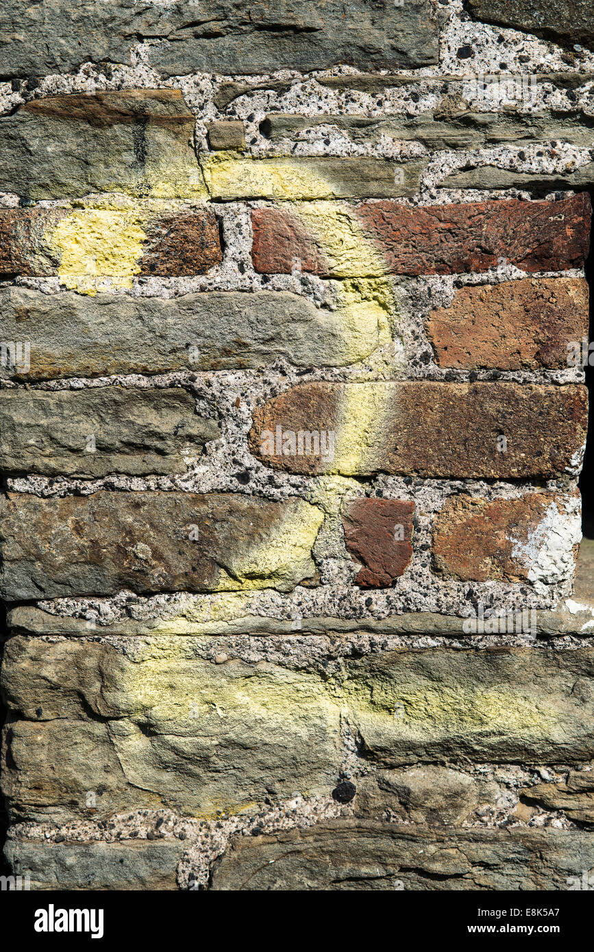 Pulvérisation numéro deux peint sur un mur en brique et pierre Banque D'Images