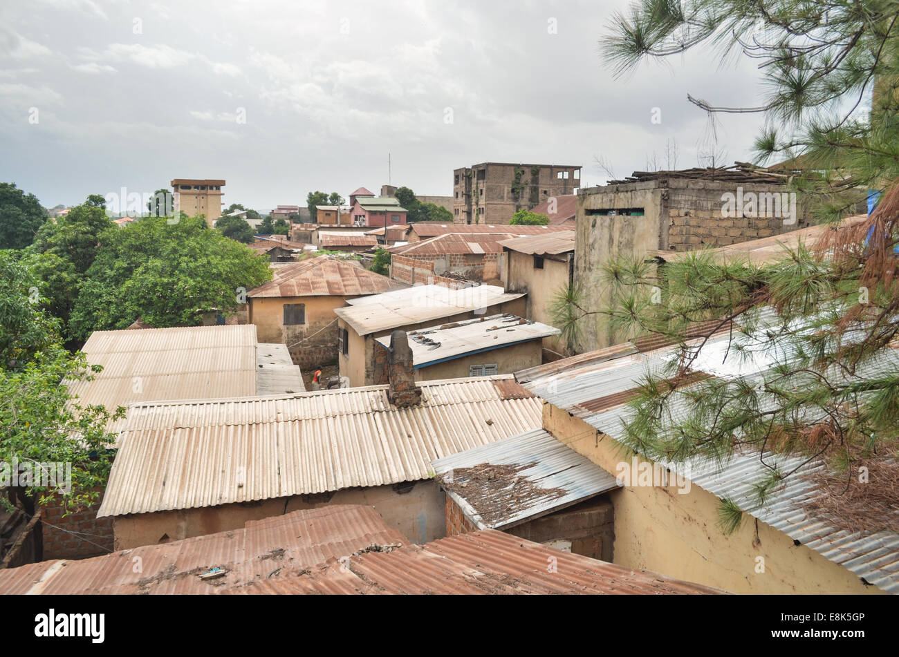 Vieux toits du centre-ville de Labe, Guinée Banque D'Images