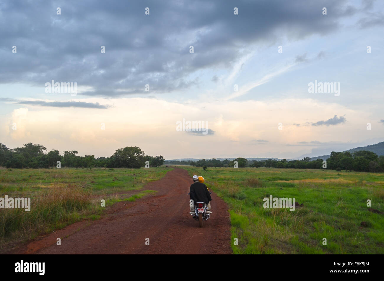 Une circonscription motorbiker avec un passager sur les chemins de terre du Fouta Djalon hills de Guinée, Afrique de l'Ouest Banque D'Images