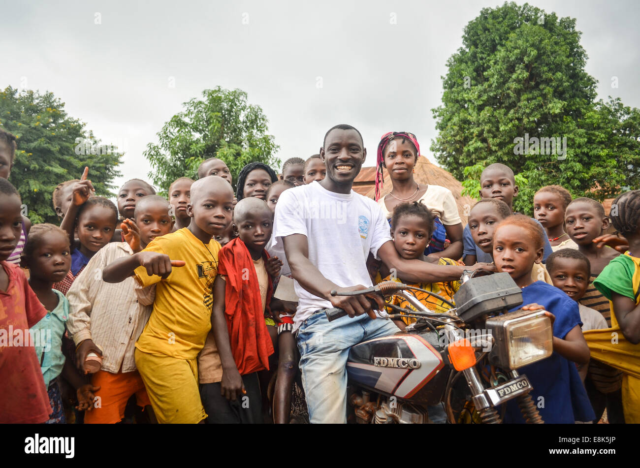 Enfants Africains dans un village de l'est de la Guinée, près de la frontière avec la Sierra Leone Banque D'Images