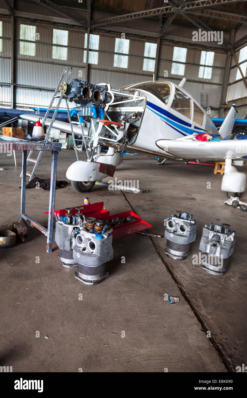 Le moteur est travaillé sur un Piper PA 28 avion avion léger piston fourreau démantelé en bits réparer la réparation en dehors Banque D'Images