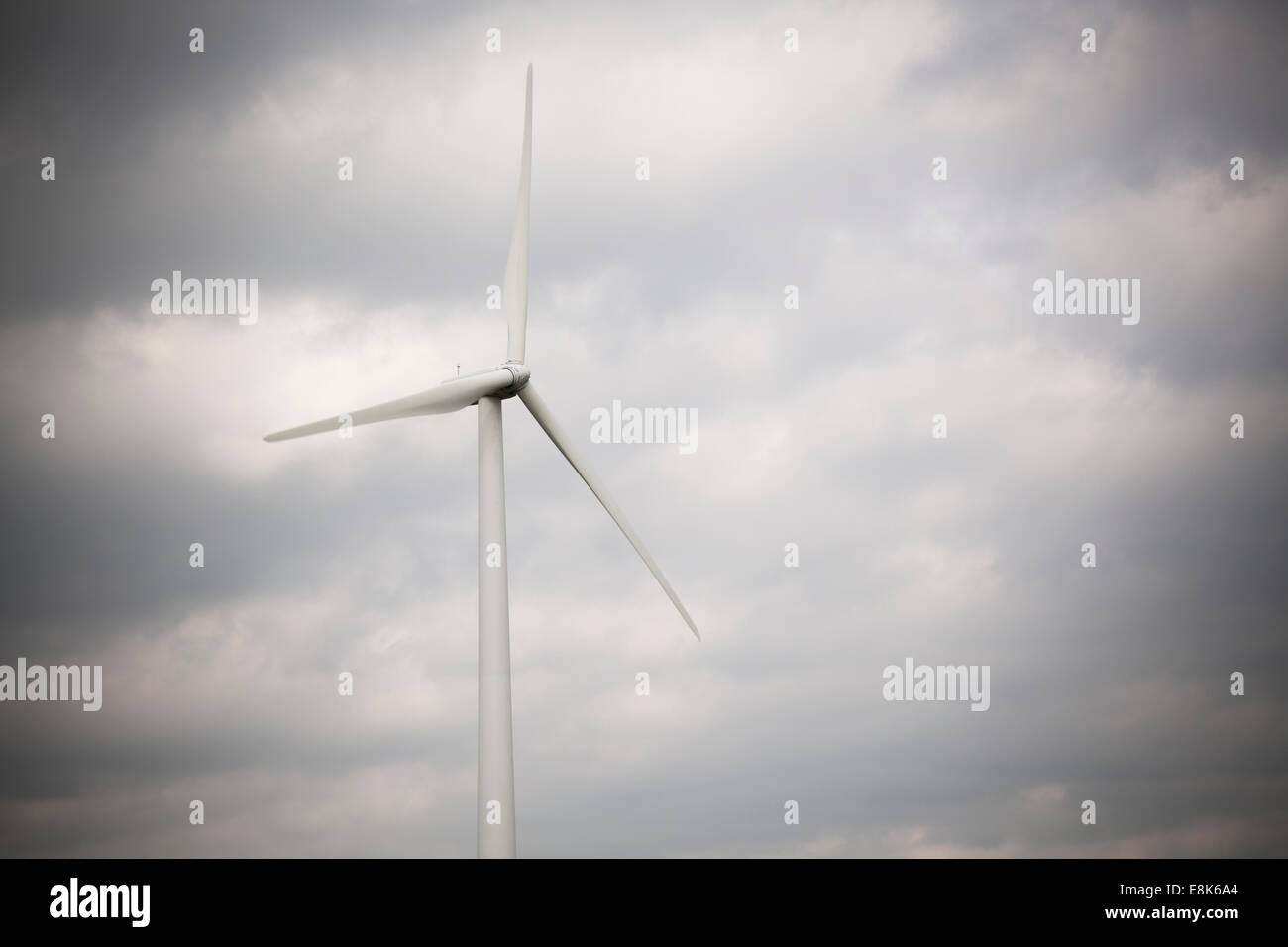 Une éolienne avec un ciel nuageux. Le comté de Bruce, en Ontario, Canada. Banque D'Images