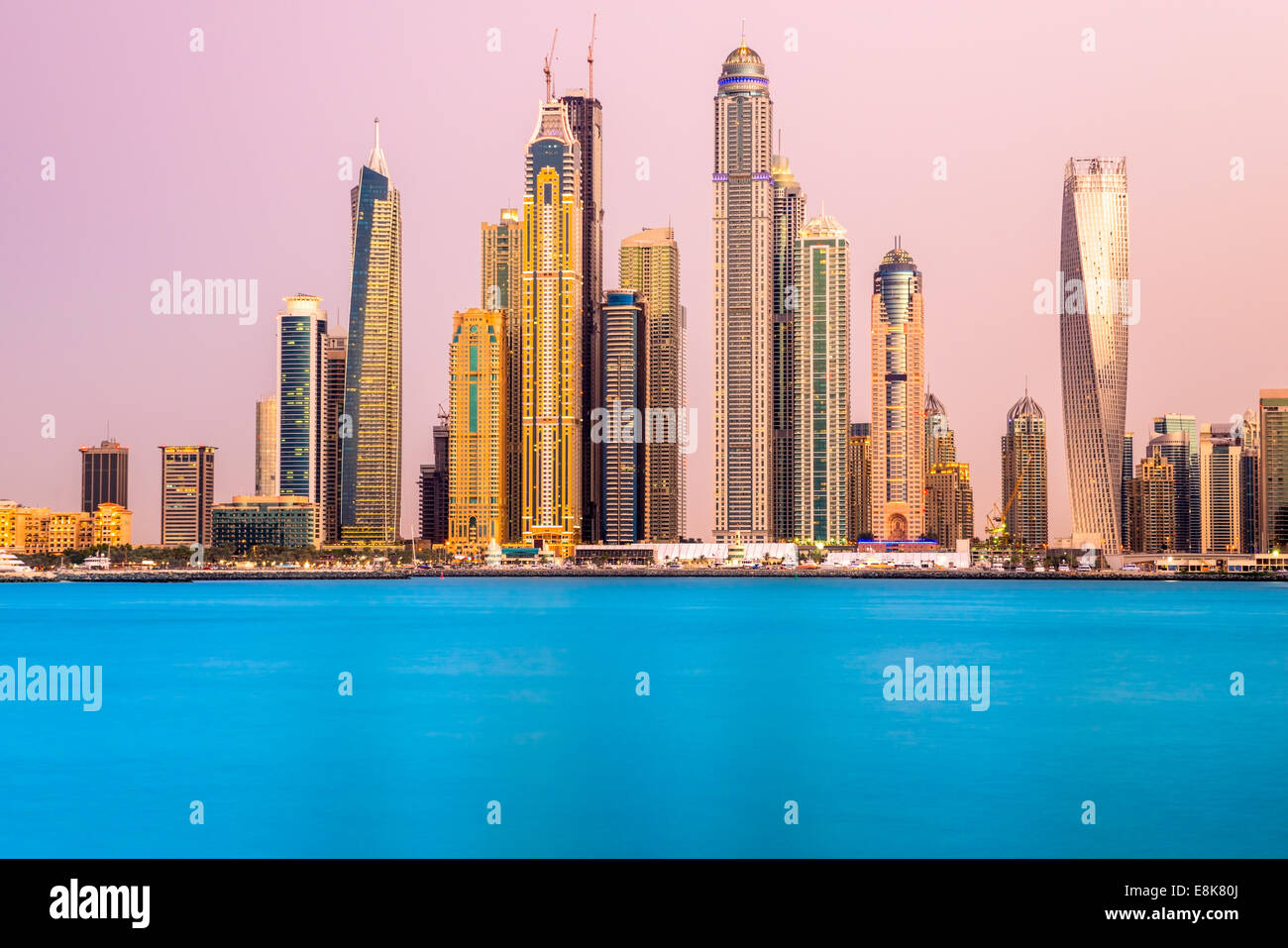 Gratte-ciel dans la Marina de Dubaï, Émirats arabes unis. Banque D'Images