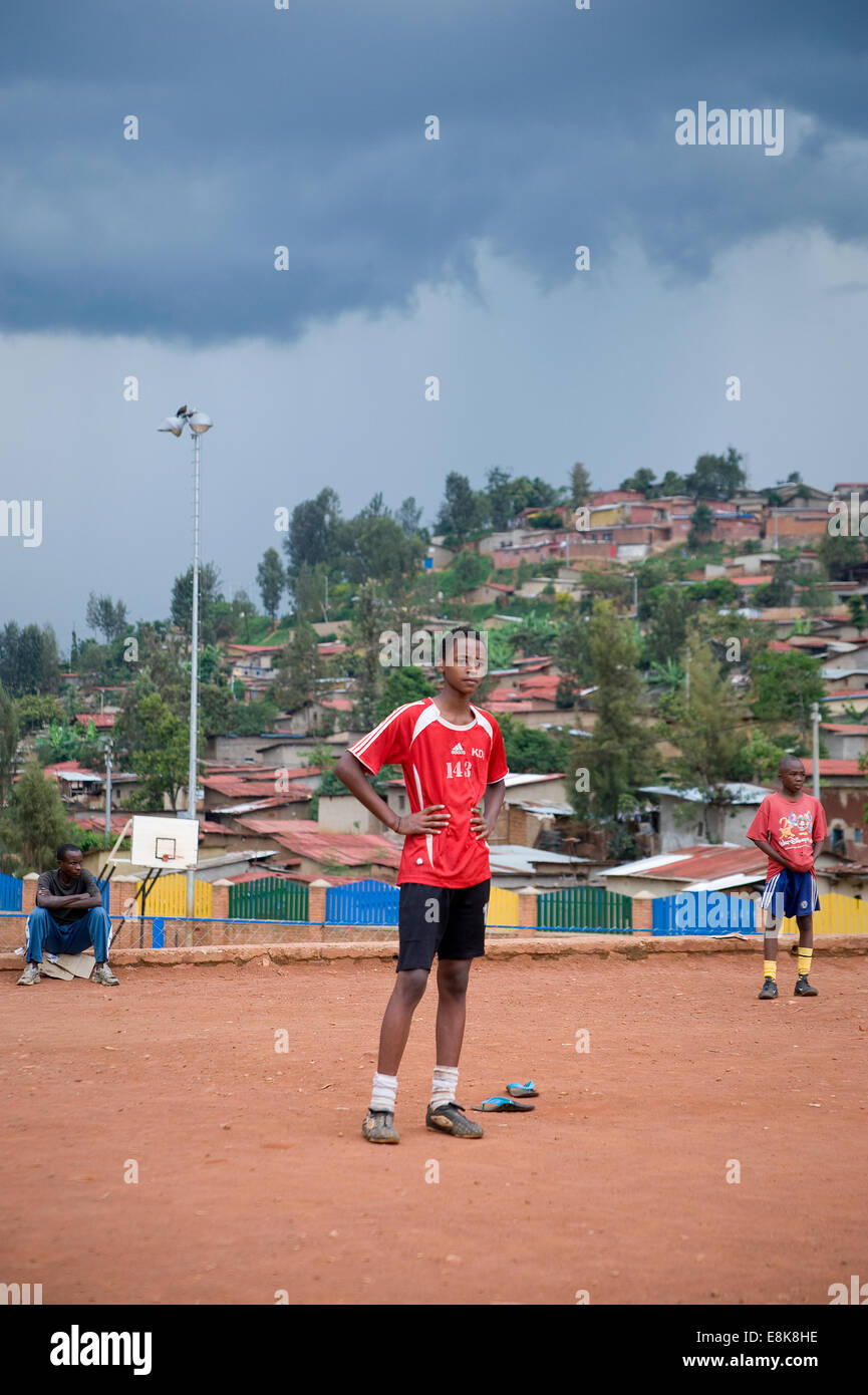 RWANDA, KIGALI : Le centre jeunesse offre aux jeunes de football rwandais entre autres activités Banque D'Images