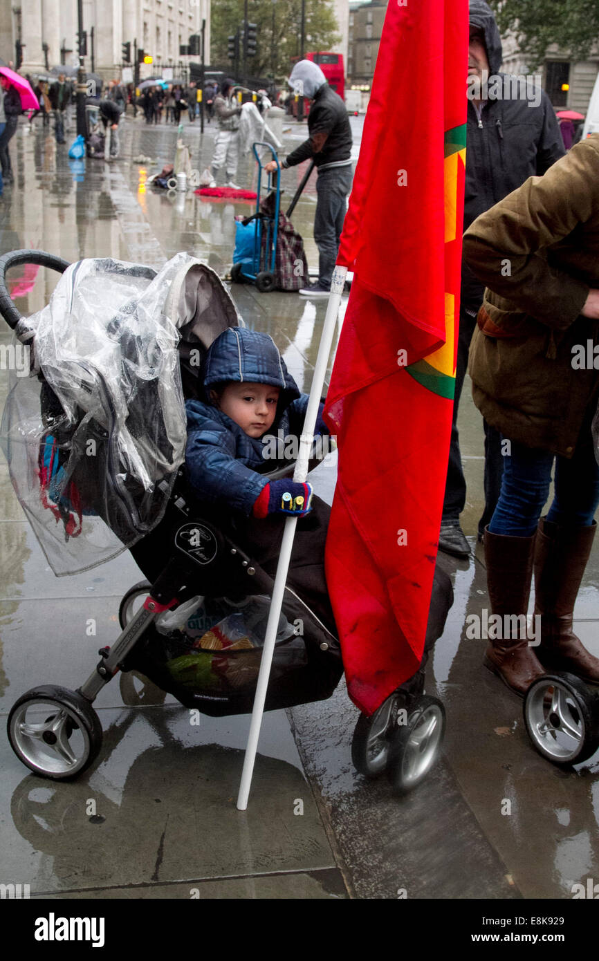 Londres, Royaume-Uni. 9 octobre, 2014. Un jeune enfant est assis dans un landau tenant un drapeau kurde en tant que petit groupe de partisans kurdes ont protesté à Trafalgar Square contre le groupe militant islamique ISIS. Credit : amer ghazzal/Alamy Live News Banque D'Images