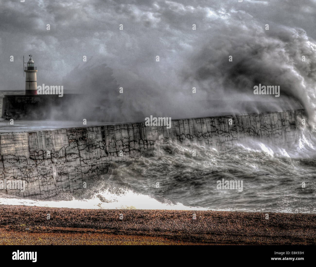 Sussex, UK. 9 octobre, 2014. Image HDR, 5 images fusionnées, montre la force des vagues extrêmes attisé par le vent SW sur la côte sud, peu de temps après la marée haute aujourd'hui. Crédit : David Burr/Alamy Live News Banque D'Images