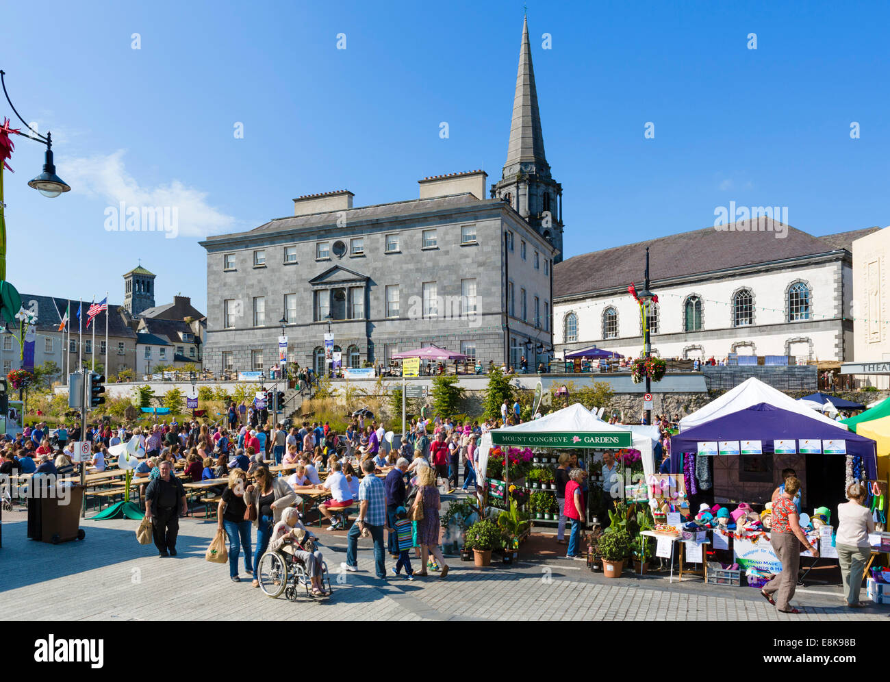 Parnell Street à la recherche vers le Palais de l'Évêché pendant la Fête des vendanges en septembre 2014, la ville de Waterford, comté de Waterford, Irlande Banque D'Images