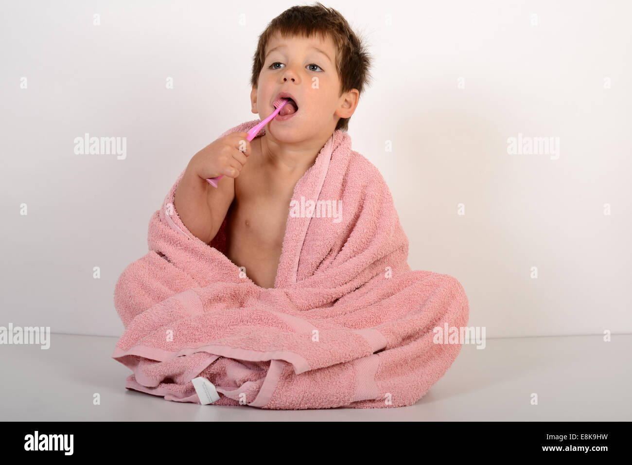 Jeune garçon enfant Les enfants de se brosser les dents de nettoyage Banque D'Images