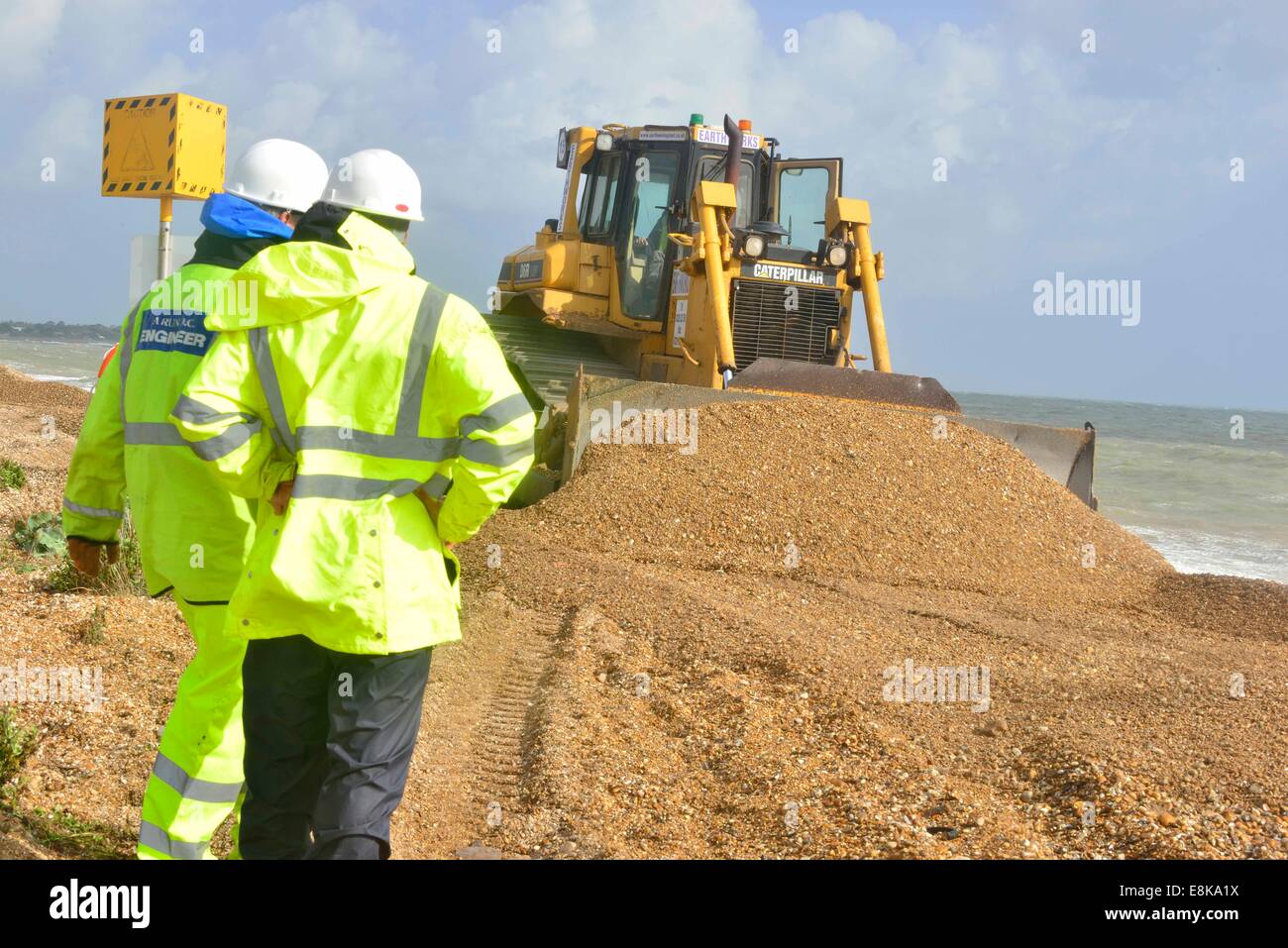 . Les tempêtes d'éroder Pagham Beach front de mer mettant en danger les maisons.Pour la deuxième journée les tempêtes ont frappé la plage de galets de quitter la mer à quelques mètres de maisons résidentielles. Traitants de travailler furieusement contre le ressort des grandes marées et les vents sur la côte. La prochaine crise est la marée haute à minuit. Crédit : Gary Blake/Alamy Live News Banque D'Images