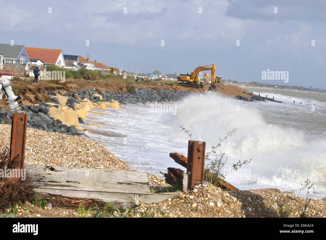 . Les tempêtes d'éroder Pagham Beach front de mer mettant en danger les maisons.Pour la deuxième journée les tempêtes ont frappé la plage de galets de quitter la mer à quelques mètres de maisons résidentielles. Traitants de travailler furieusement contre le ressort des grandes marées et les vents sur la côte. La prochaine crise est la marée haute à minuit. Crédit : Gary Blake/Alamy Live News Banque D'Images