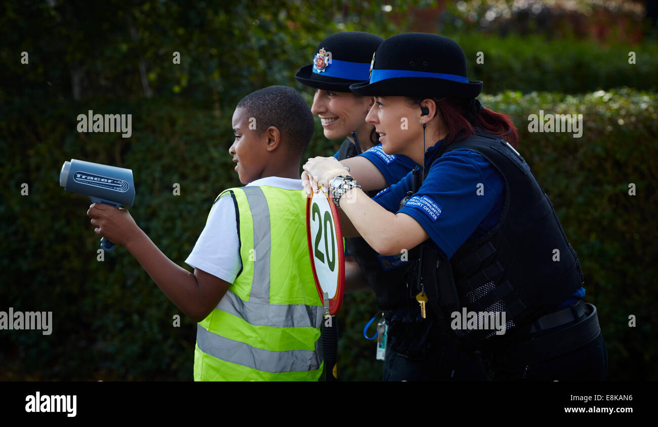 L'école primaire aide à lancer une campagne pour obtenir Darley Avenue à Chorlton réduite à une limite de 20 mph avec la photo du PCSO Banque D'Images