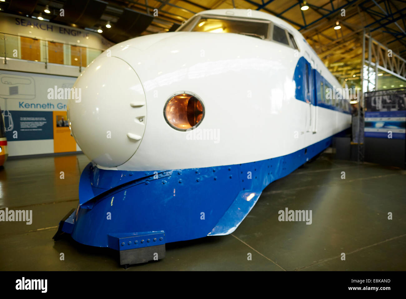 Un Japonais 0 Shinkansen Série (no22-141) sur l'affichage dans le grand hall National Railway Museum à York Yorkshire UK Banque D'Images