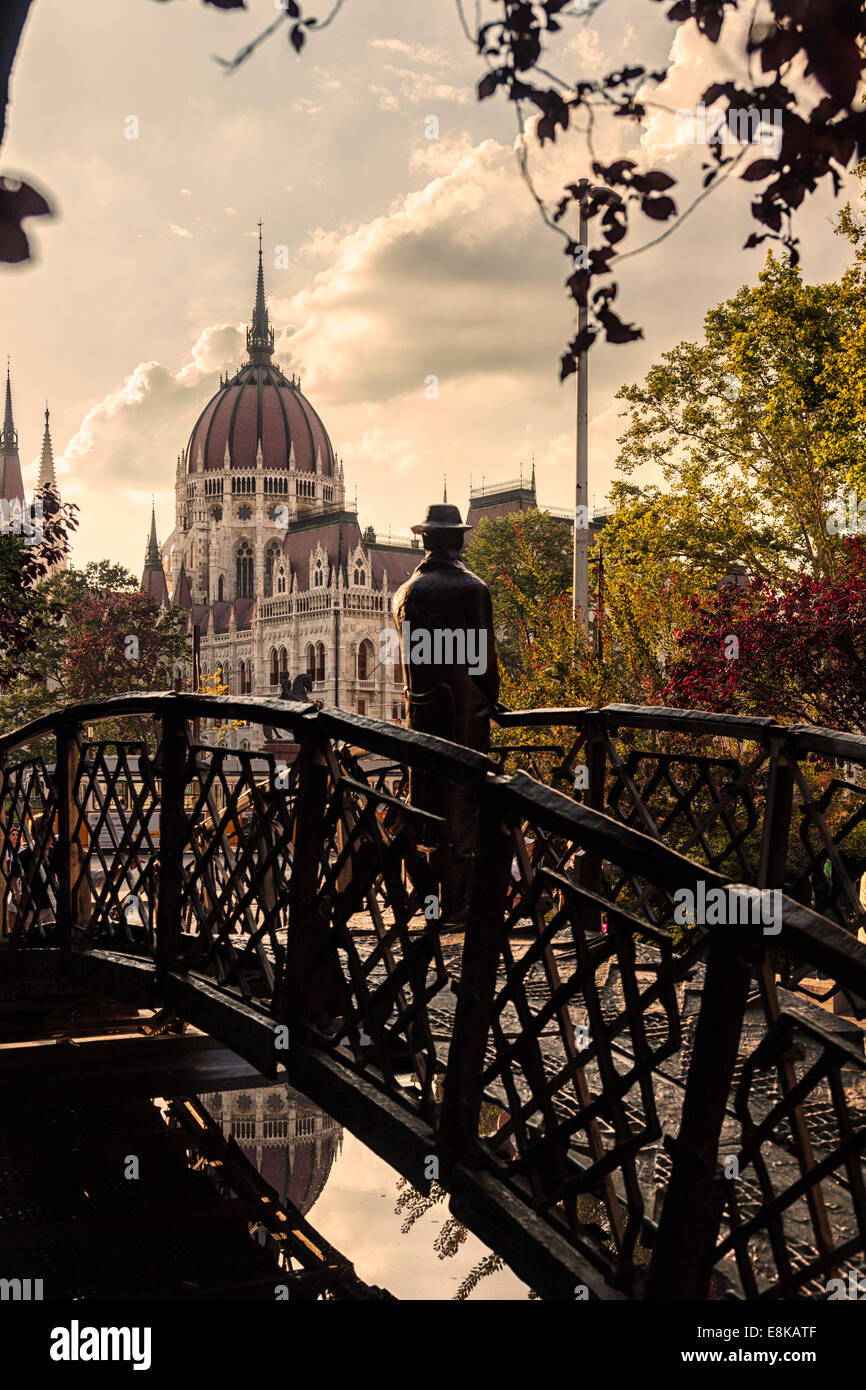 Imre Nagy statue avec le bâtiment du parlement hongrois,Budapest,Hongrie Banque D'Images