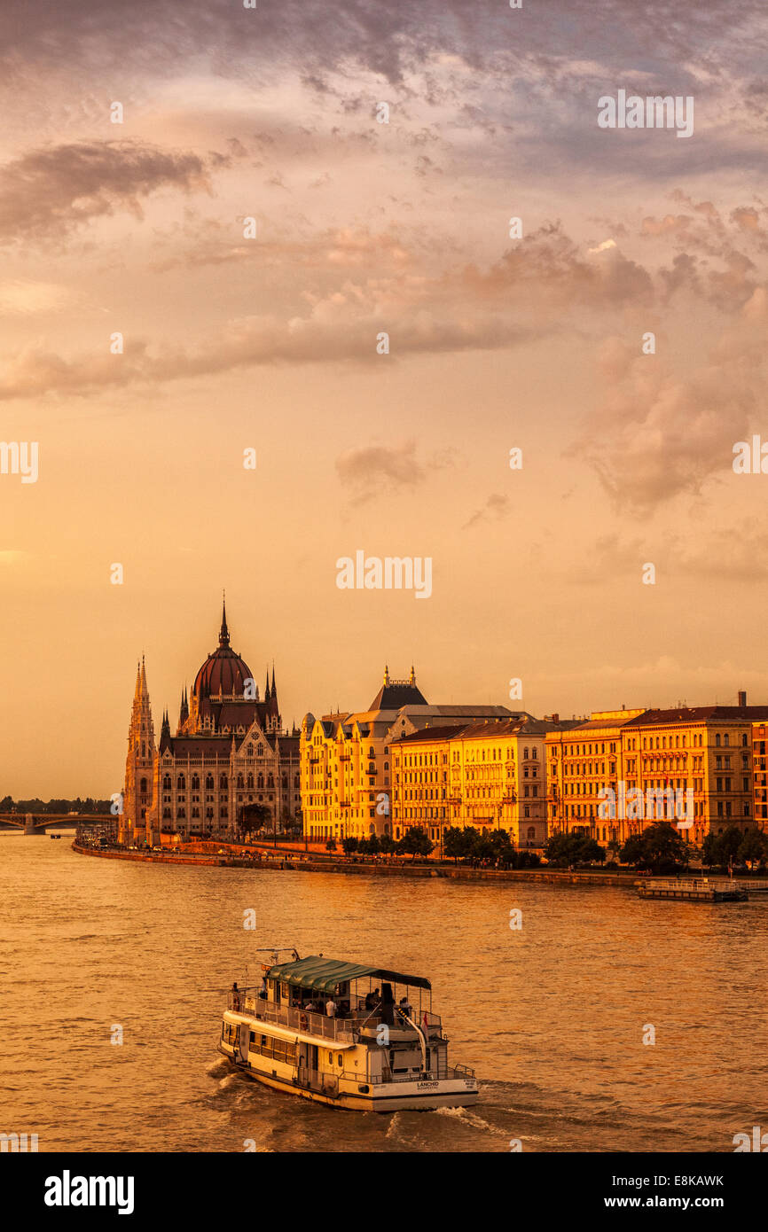 Sightseeing boat on River Danube avec le bâtiment du parlement hongrois à l'arrière-plan,Budapest ,Hongrie Banque D'Images