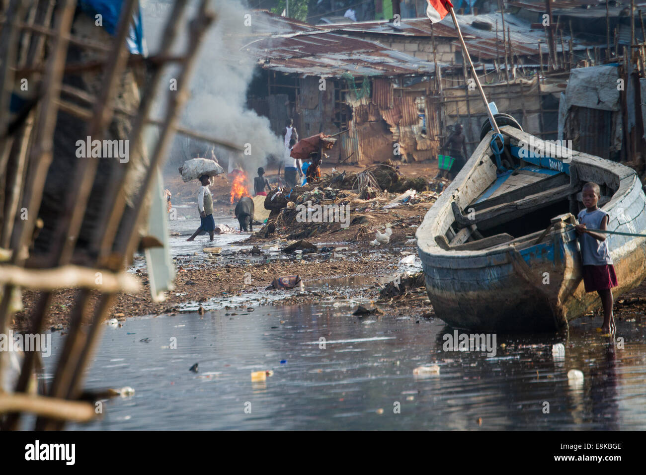Rivière polluée du Krou Bay slum, Freetown, Sierra Leone. Photo © Sprague du Nil Banque D'Images