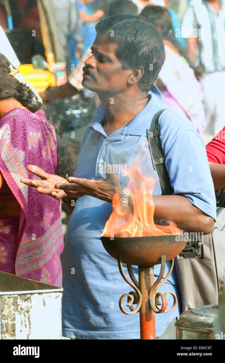 Dévot hindou de travail offrant des prières et des supplications aux dieux à l'échelle locale culte avec le feu éternel brûler avant d'hi Banque D'Images