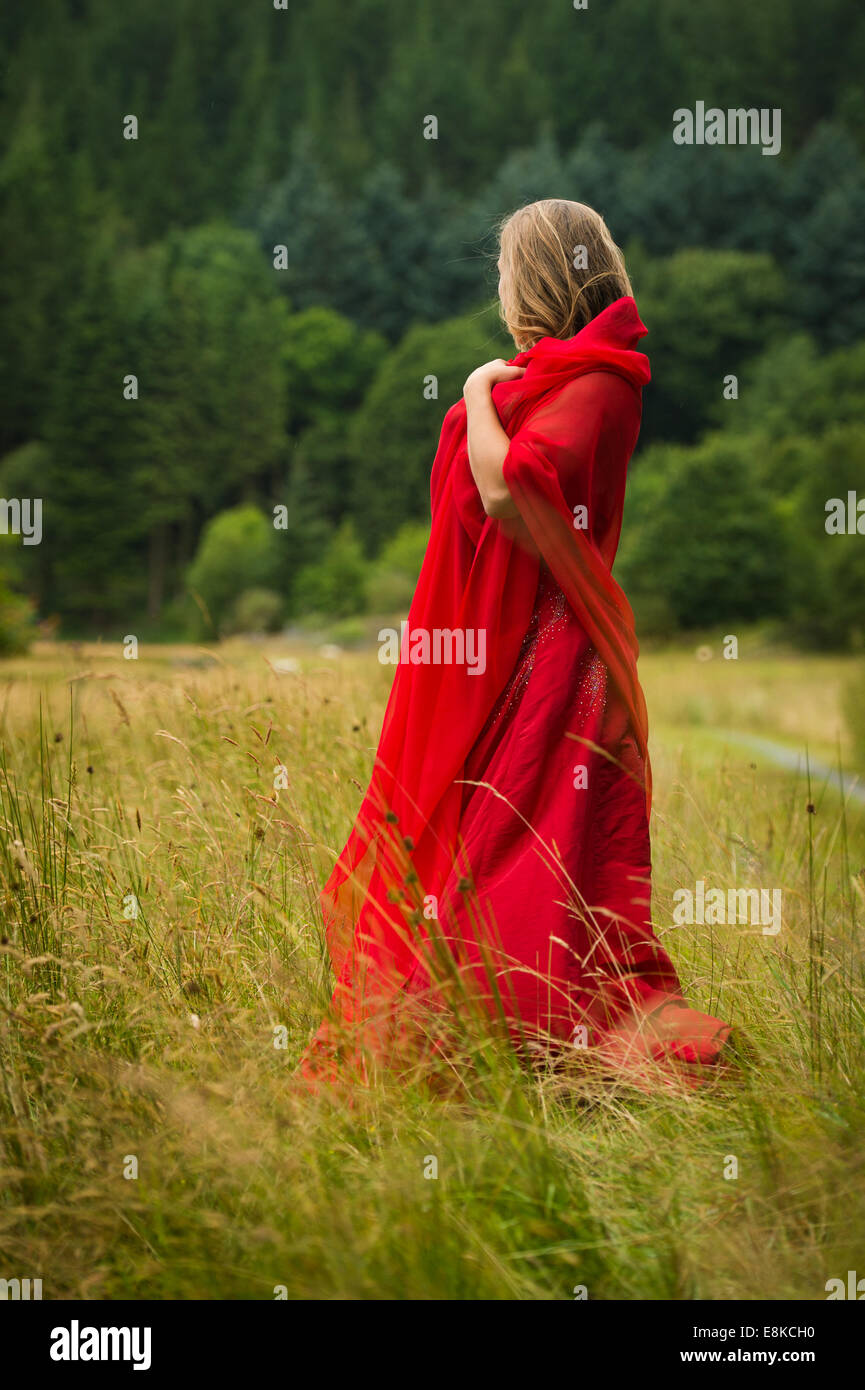 Scarlet Woman : un introverti pensif thoughtful girl portant une robe robe  rouge sang seul dans la campagne forestiers Photo Stock - Alamy