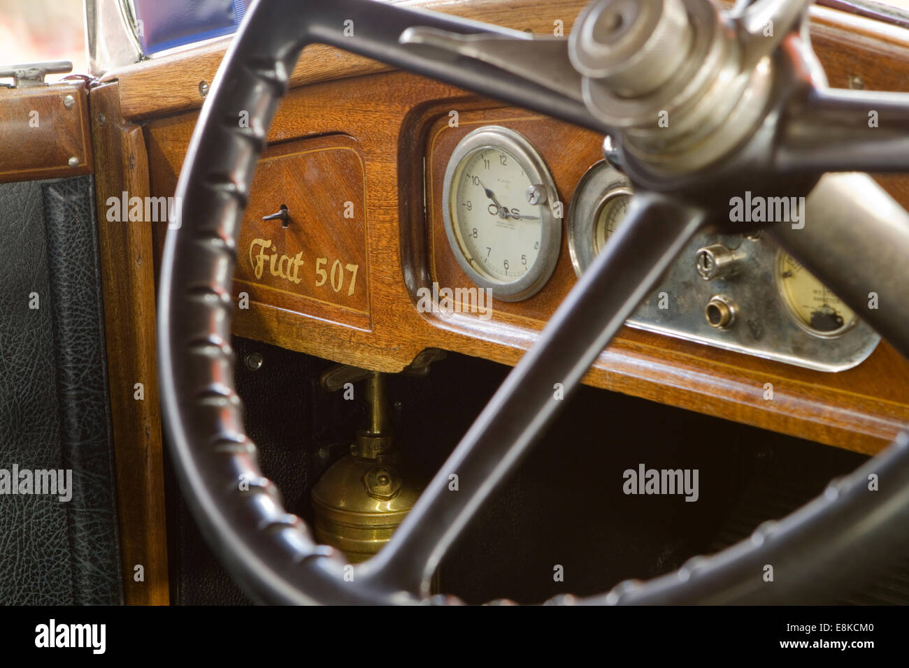 Tableau de bord et volant en bois d'une Fiat 507 des années 1920 Banque D'Images