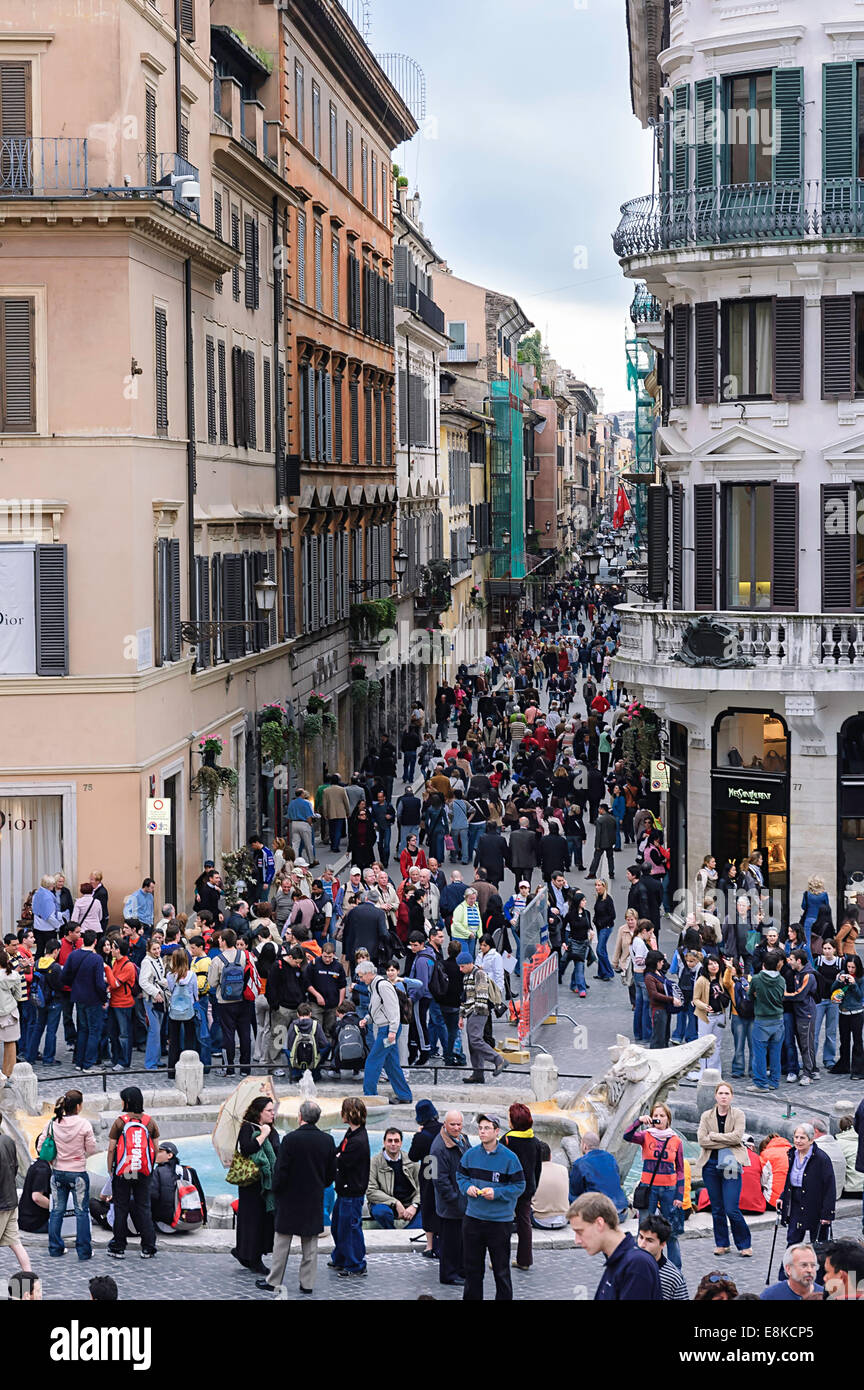 Foule sur l'élégante place de l'Espagne, la Piazza di Spagna, Banque D'Images