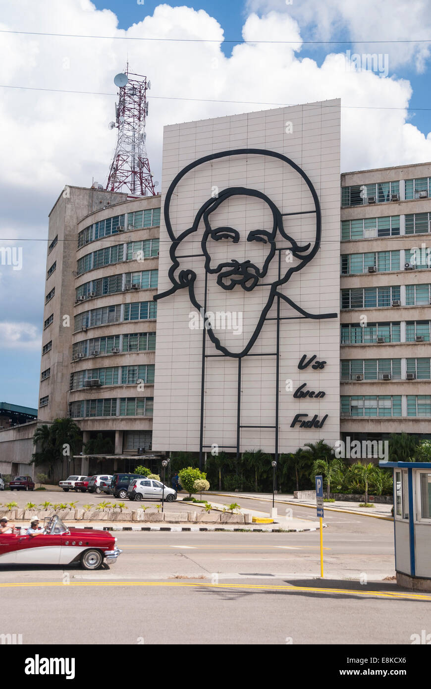 Les touristes sur la place de la révolution de La Havane par une image de Camilo Cienfuegos un révolutionnaire cubain qui se sont battus aux côtés de Castro. Banque D'Images