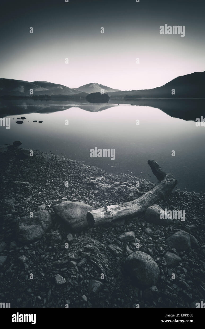 La rive du Derwent water, par temps calme, le matin sans nuages. Banque D'Images
