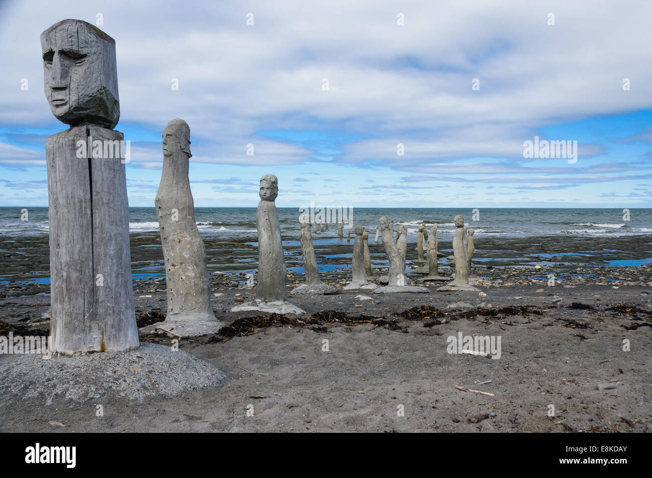 Le Grand Rassemblement - statues en pierre menant au fleuve Saint-Laurent de Sainte-Flavie, Gaspésie, Québec, Canada. Banque D'Images