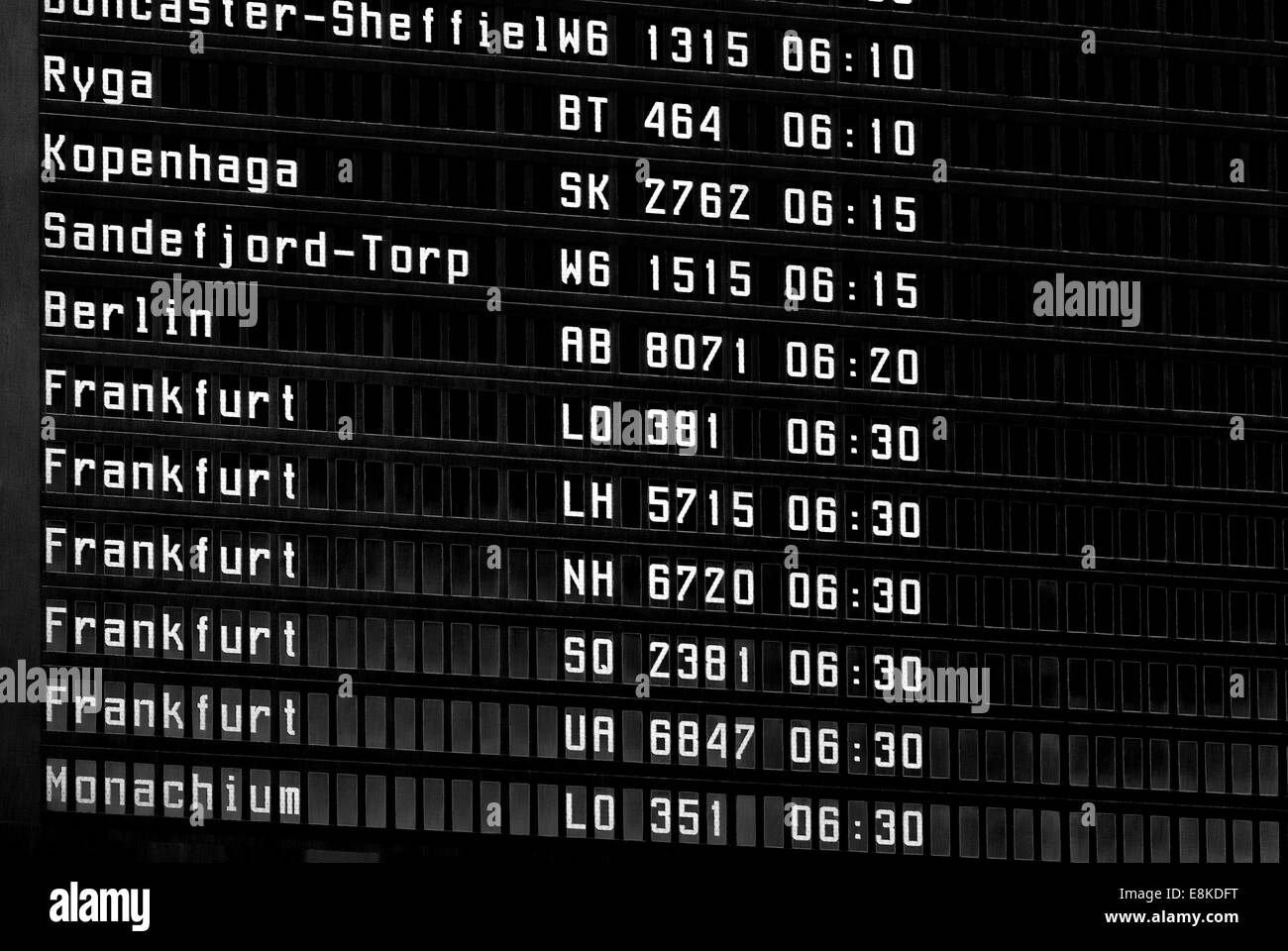 Vue rapprochée de la borne airport time-table antécédents uniques avec départ et arrivée Banque D'Images