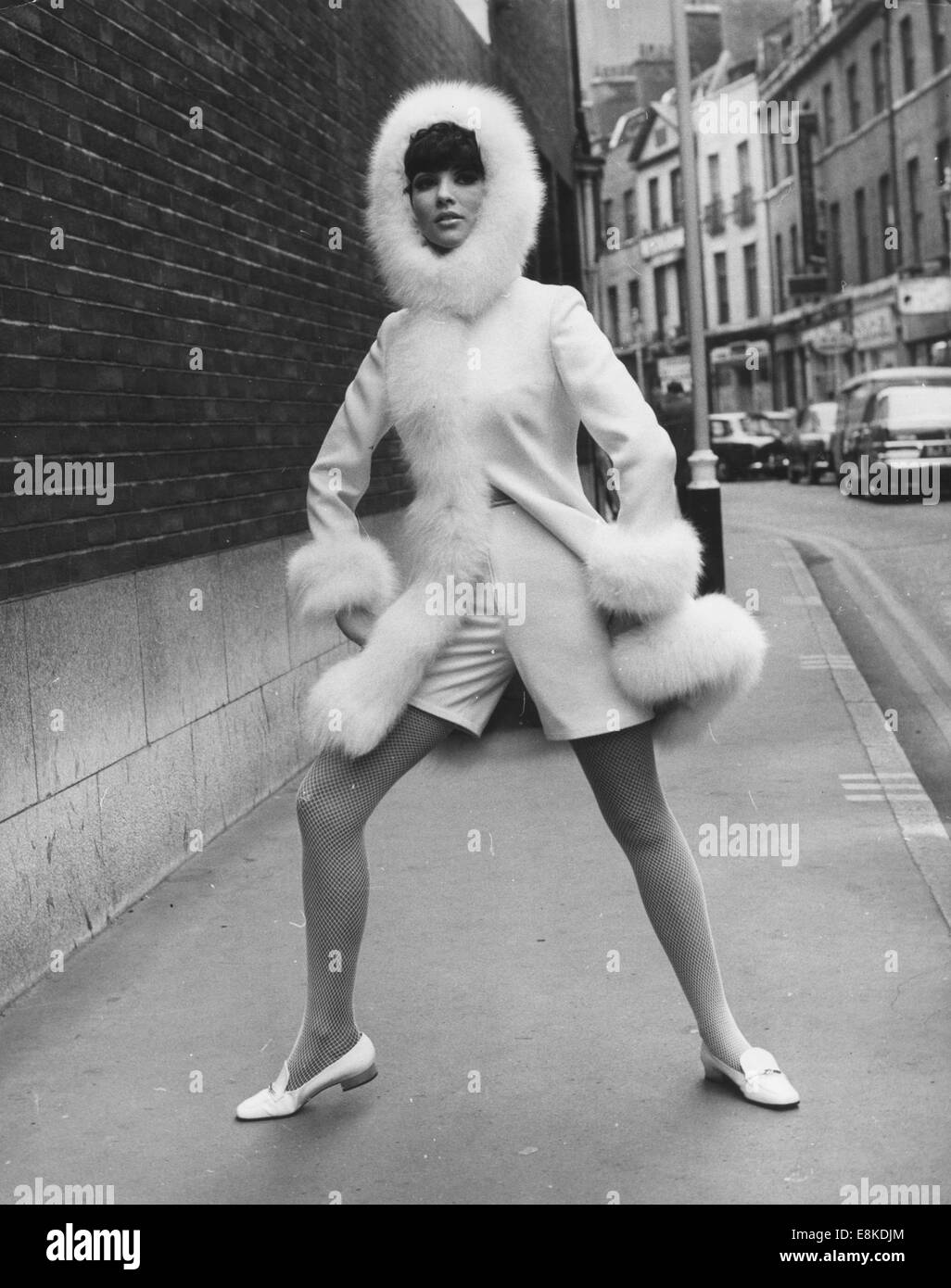 London, UK, UK. Apr 24, 1967. JACKIE modèle BOYER porte un manteau raccord  très maigre avec un capuchon bordé de fourrure de renard blanc et une  culotte sous combinaison de saut par