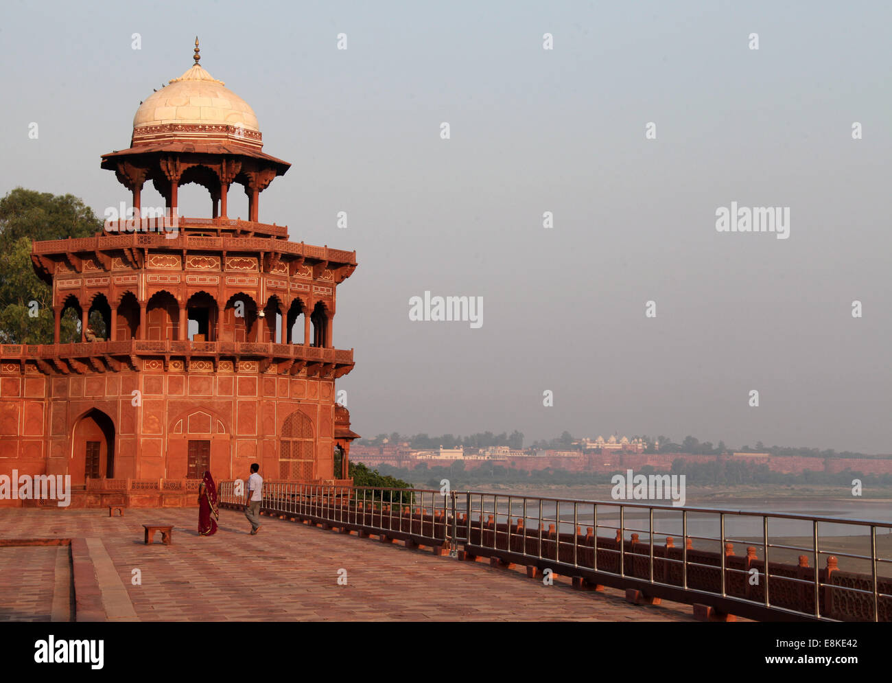 Riverfront terrasse à l'arrière du Taj Mahal à Agra Banque D'Images