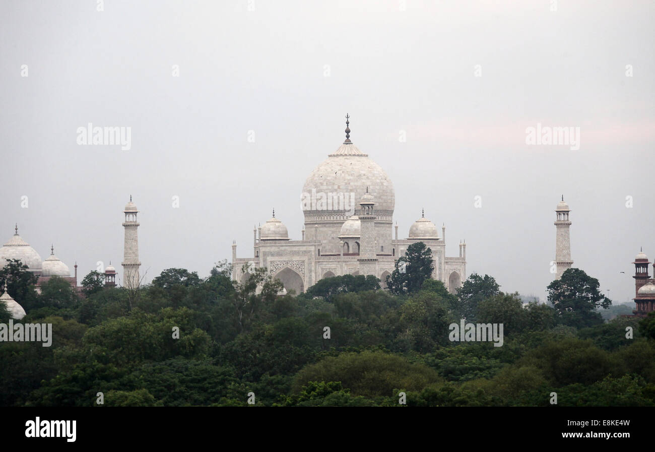 Taj Mahal à Agra d'une fenêtre de l'hôtel The Oberoi Amarvilas Banque D'Images