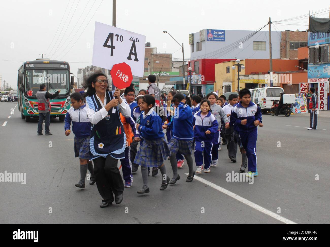 Lima, Pérou. 9 octobre, 2014. Les élèves du primaire sont évacués vers un lieu sûr pendant un exercice d'évacuation en cas de tremblement de terre ou tsunami à l'école José Olaya dans le district de Chorrillos, Lima, Pérou, du ministère le 9 octobre 2014. Le ministère de l'éducation a organisé la quatrième école nationale de forage. © Luis Camacho/Xinhua/Alamy Live News Banque D'Images