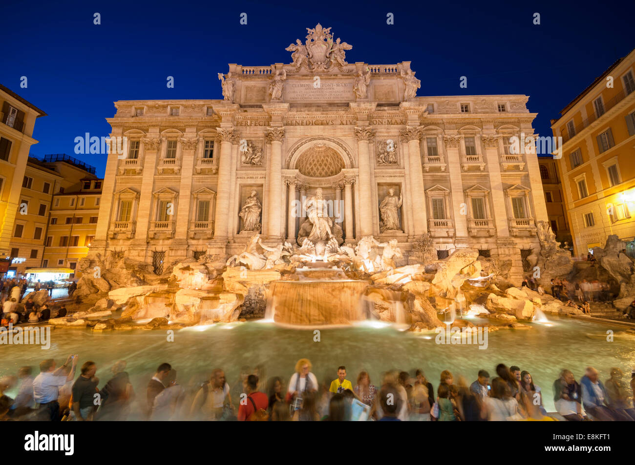 Rome, Italie - 12 mai 2012 : les touristes visitant la fontaine de Trevi. Fontaine de Trevi est un symbole de la Rome Impériale. C'est l'un Banque D'Images