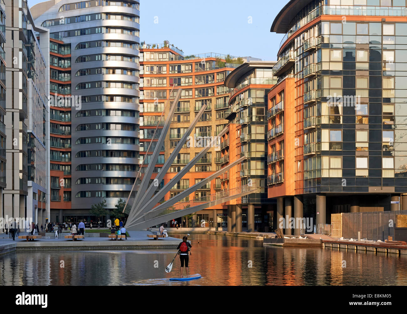 Passerelle Merchant Square, Londres, Royaume-Uni. Architecte : Knight Architects Limited, 2014. Vue lointaine avec pont en elev Banque D'Images